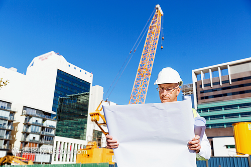 藍圖下的建設者——建筑工地的工程師與工人們